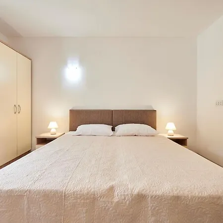 Cutan Апартаменты Трогир